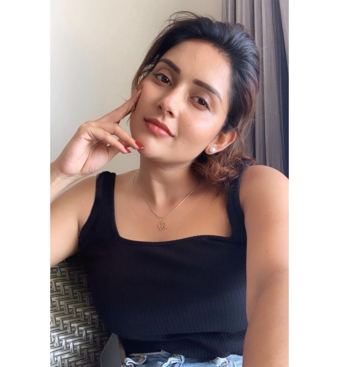 സിമ്പിൾ ലുക്കിലും മഹിമ പൊളിയാണ്, ആ ചിരി കണ്ടാൽ മാത്രം മതിയല്ലോയെന്ന് ആരാധകർ... വൈറൽ ഫോട്ടോകൾ