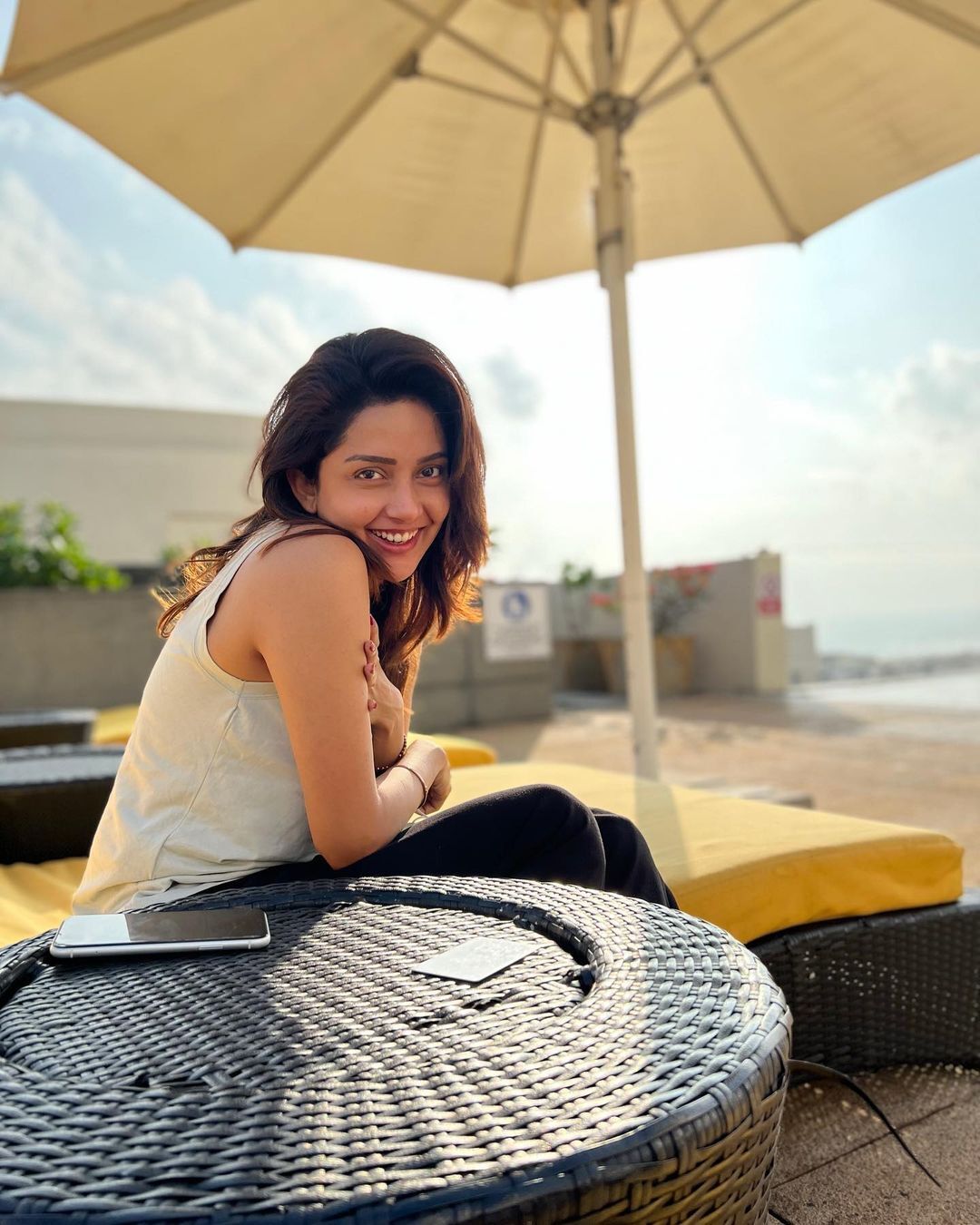 സിമ്പിൾ ലുക്കിലും മഹിമ പൊളിയാണ്, ആ ചിരി കണ്ടാൽ മാത്രം മതിയല്ലോയെന്ന് ആരാധകർ... വൈറൽ ഫോട്ടോകൾ