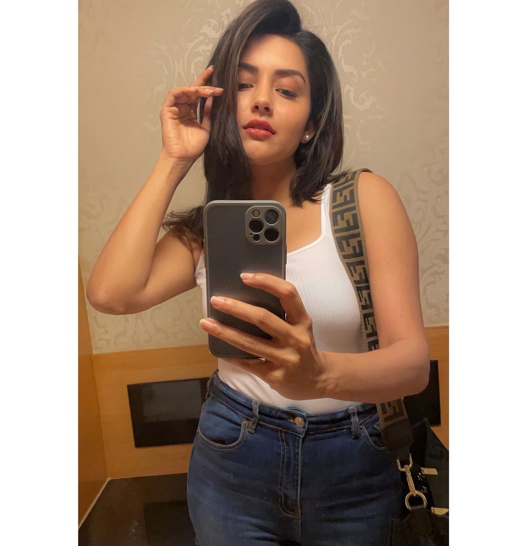 സിമ്പിൾ ലുക്കിലും മഹിമ പൊളിയാണ്, ആ ചിരി കണ്ടാൽ മാത്രം മതിയല്ലോയെന്ന് ആരാധകർ... വൈറൽ ഫോട്ടോകൾ