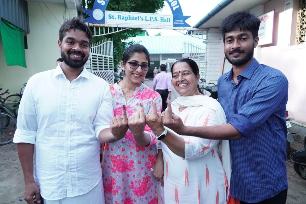 തൃക്കാക്കരയില്‍ കനത്ത പോളിംഗ്; വോട്ട് ചെയ്യാനെത്തി പ്രമുഖര്‍, ചിത്രങ്ങള്‍ കാണാം