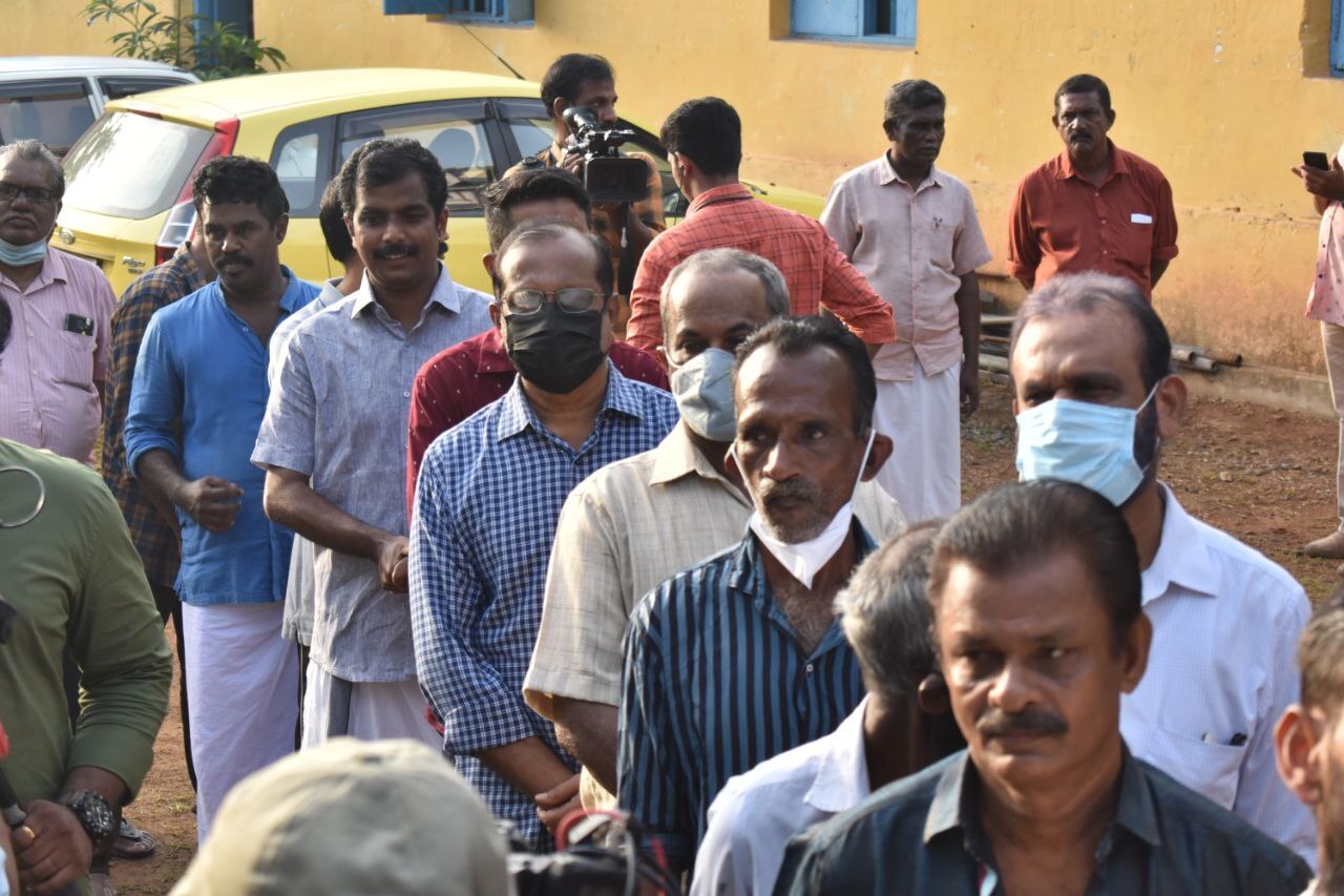 തൃക്കാക്കരയില്‍ കനത്ത പോളിംഗ്; വോട്ട് ചെയ്യാനെത്തി പ്രമുഖര്‍, ചിത്രങ്ങള്‍ കാണാം