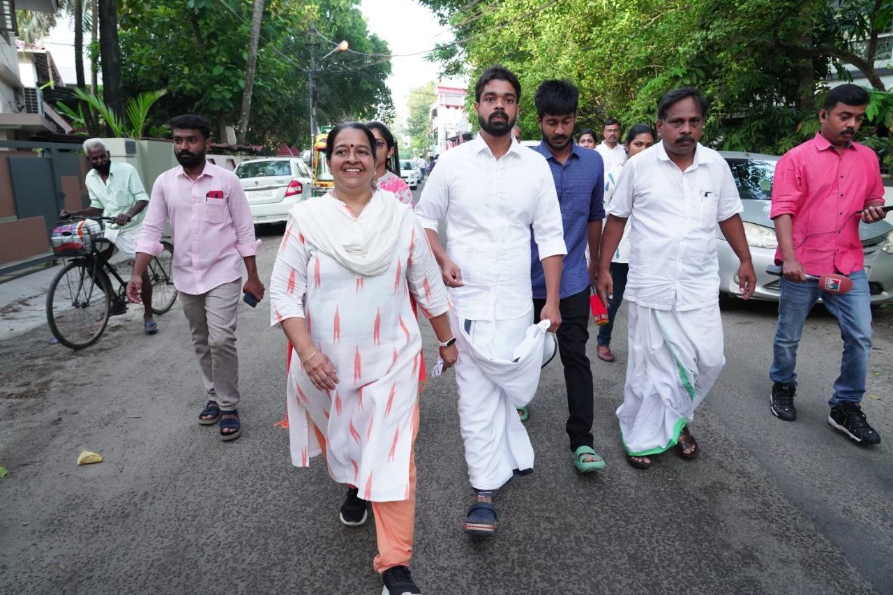 തൃക്കാക്കരയില്‍ കനത്ത പോളിംഗ്; വോട്ട് ചെയ്യാനെത്തി പ്രമുഖര്‍, ചിത്രങ്ങള്‍ കാണാം