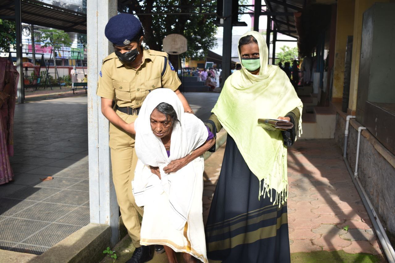 തൃക്കാക്കരയില്‍ കനത്ത പോളിംഗ്; വോട്ട് ചെയ്യാനെത്തി പ്രമുഖര്‍, ചിത്രങ്ങള്‍ കാണാം