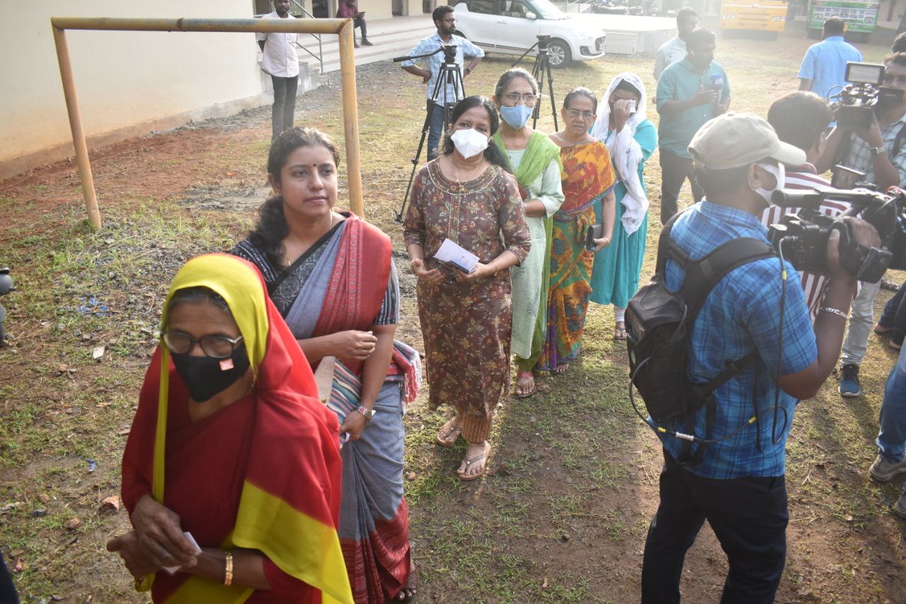 തൃക്കാക്കരയില്‍ കനത്ത പോളിംഗ്; വോട്ട് ചെയ്യാനെത്തി പ്രമുഖര്‍, ചിത്രങ്ങള്‍ കാണാം