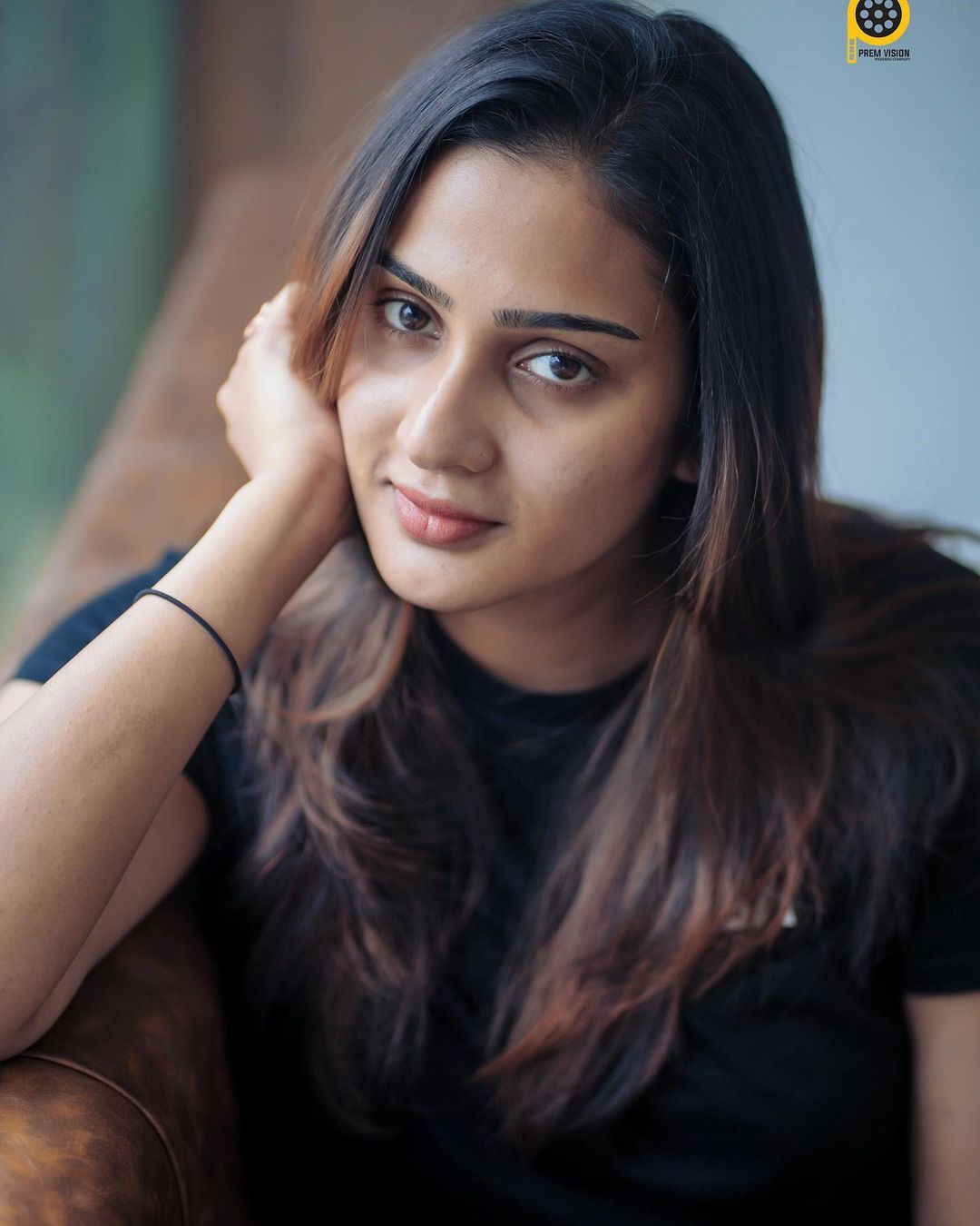 'ഈ ചിരിയാണ് ഞങ്ങളെ മയക്കുന്നത്'; അടിപൊളി ലുക്കില്‍ അതിഥി | 12th Man ...