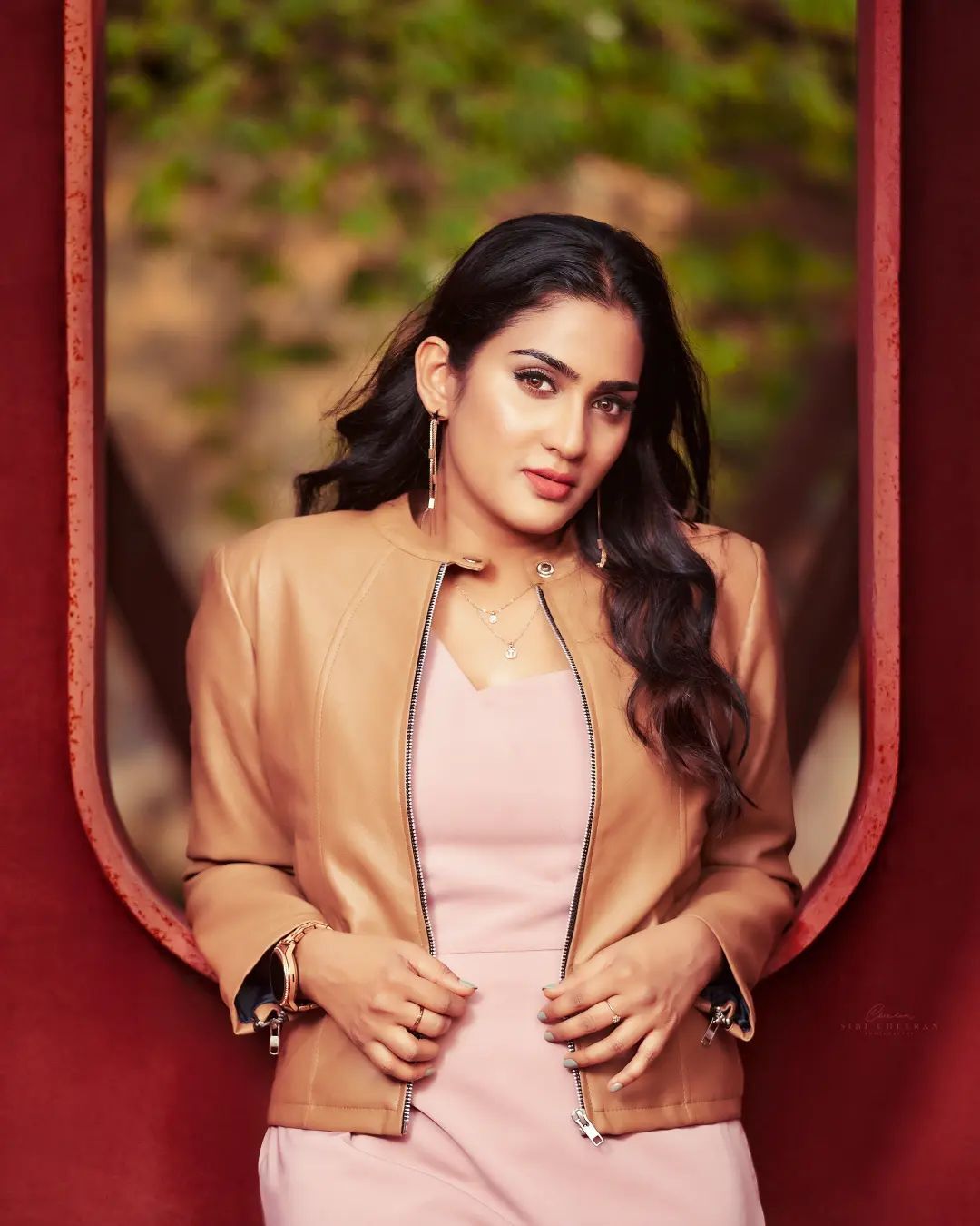 'ഈ ചിരിയാണ് ഞങ്ങളെ മയക്കുന്നത്'; അടിപൊളി ലുക്കില്‍ അതിഥി | 12th Man ...