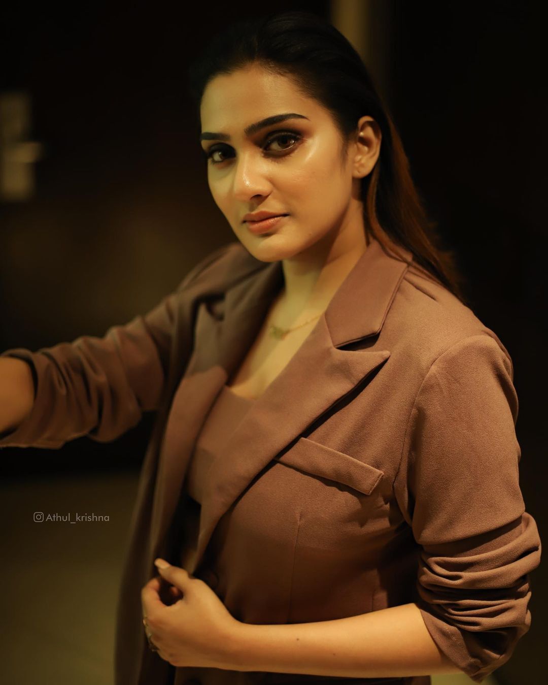  മേക്ക് ഓവറെന്ന് പറഞ്ഞാൽ ദാ ഇതാണ്..അതിഥി രവി തകർത്ത് കളഞ്ഞല്ലോ...വൈറലായി ഫോട്ടോകൾ 