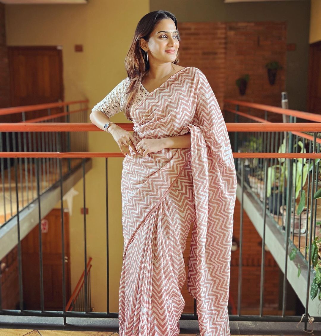  മേക്ക് ഓവറെന്ന് പറഞ്ഞാൽ ദാ ഇതാണ്..അതിഥി രവി തകർത്ത് കളഞ്ഞല്ലോ...വൈറലായി ഫോട്ടോകൾ 