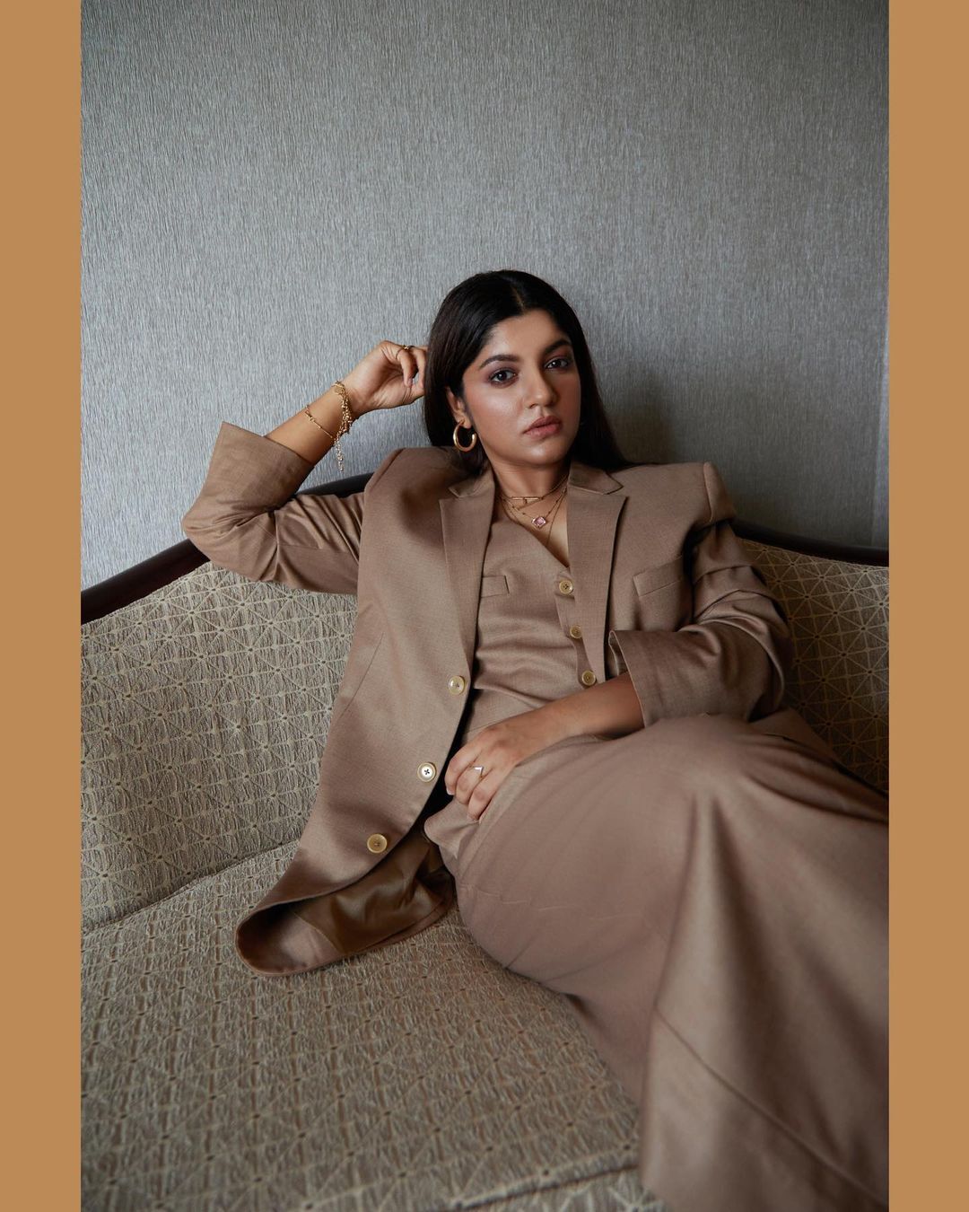 ഒരു പൂവ് പോലെ സുന്ദരം: മോഡേണ്‍ ലുക്കില്‍ വൈറലായി അപർണ്ണ ബാലമുരളി