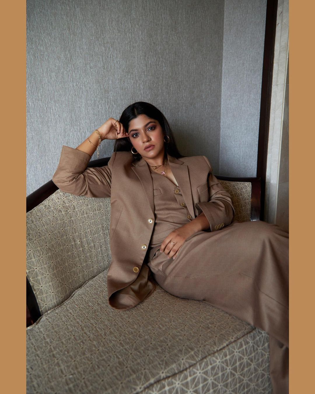 ഒരു പൂവ് പോലെ സുന്ദരം: മോഡേണ്‍ ലുക്കില്‍ വൈറലായി അപർണ്ണ ബാലമുരളി