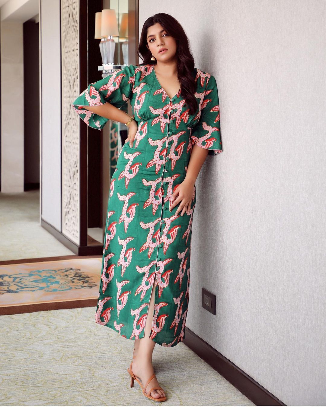 ഒരു പൂവ് പോലെ സുന്ദരം: മോഡേണ്‍ ലുക്കില്‍ വൈറലായി അപർണ്ണ ബാലമുരളി