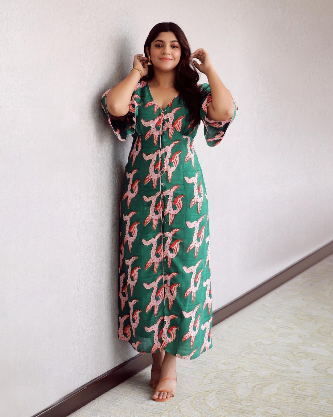 ഒരു പൂവ് പോലെ സുന്ദരം: മോഡേണ്‍ ലുക്കില്‍ വൈറലായി അപർണ്ണ ബാലമുരളി