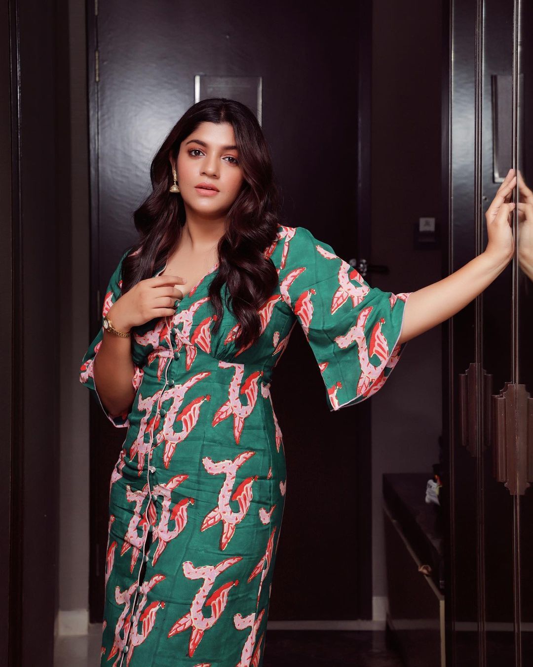 ഒരു പൂവ് പോലെ സുന്ദരം: മോഡേണ്‍ ലുക്കില്‍ വൈറലായി അപർണ്ണ ബാലമുരളി