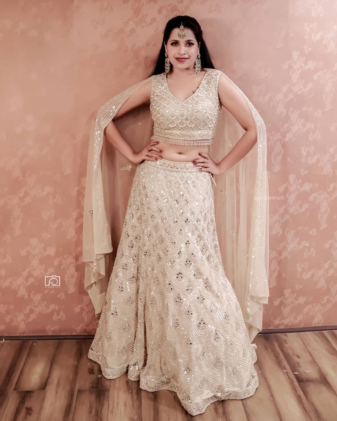  ഗ്ലാമറസ് ലുക്കിൽ ഞെട്ടിച്ച് സാധിക വേണുഗോപാൽ.. നടിയുടെ ഹോട്ട് ചിത്രങ്ങൾ വൈറൽ