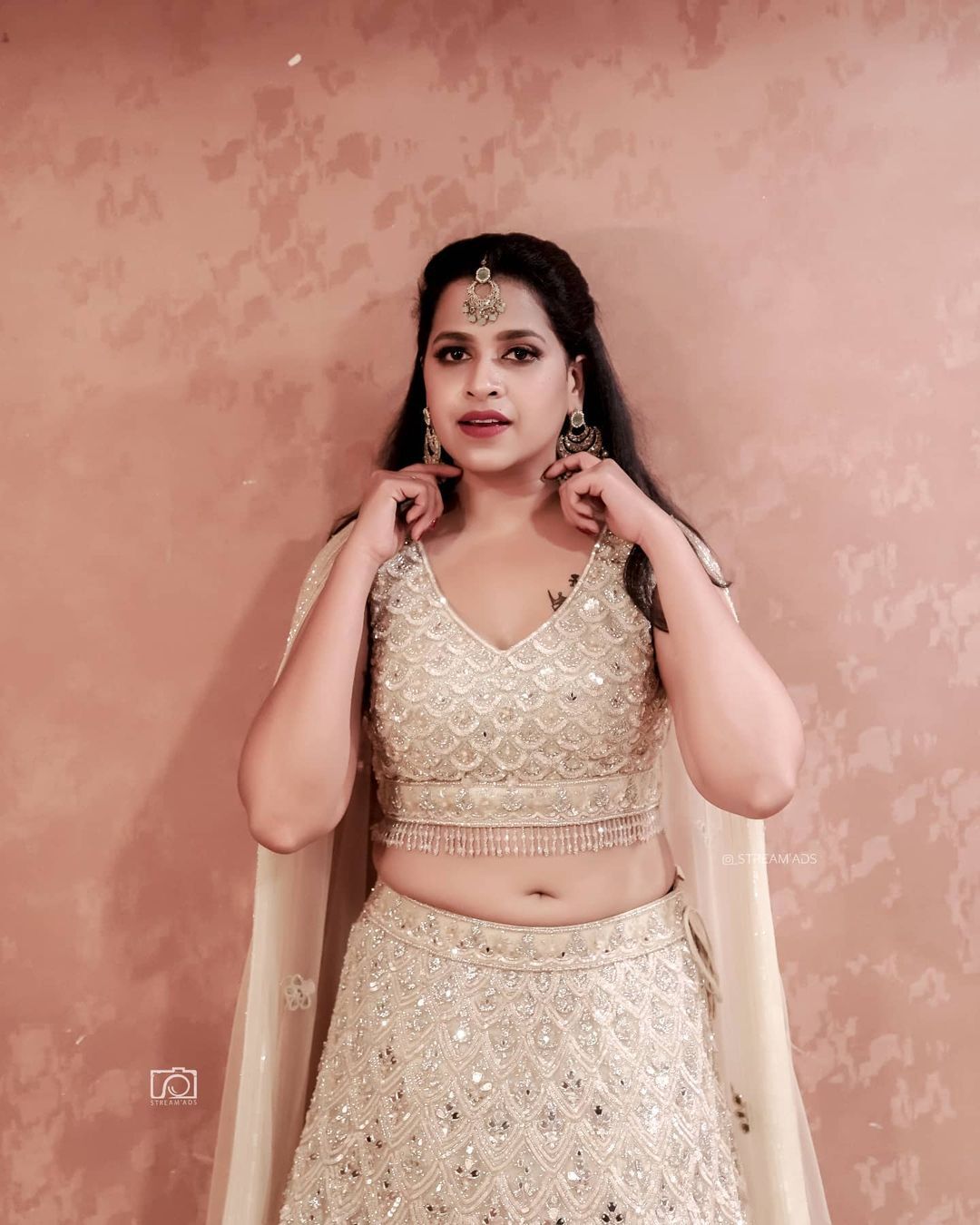  ഗ്ലാമറസ് ലുക്കിൽ ഞെട്ടിച്ച് സാധിക വേണുഗോപാൽ.. നടിയുടെ ഹോട്ട് ചിത്രങ്ങൾ വൈറൽ