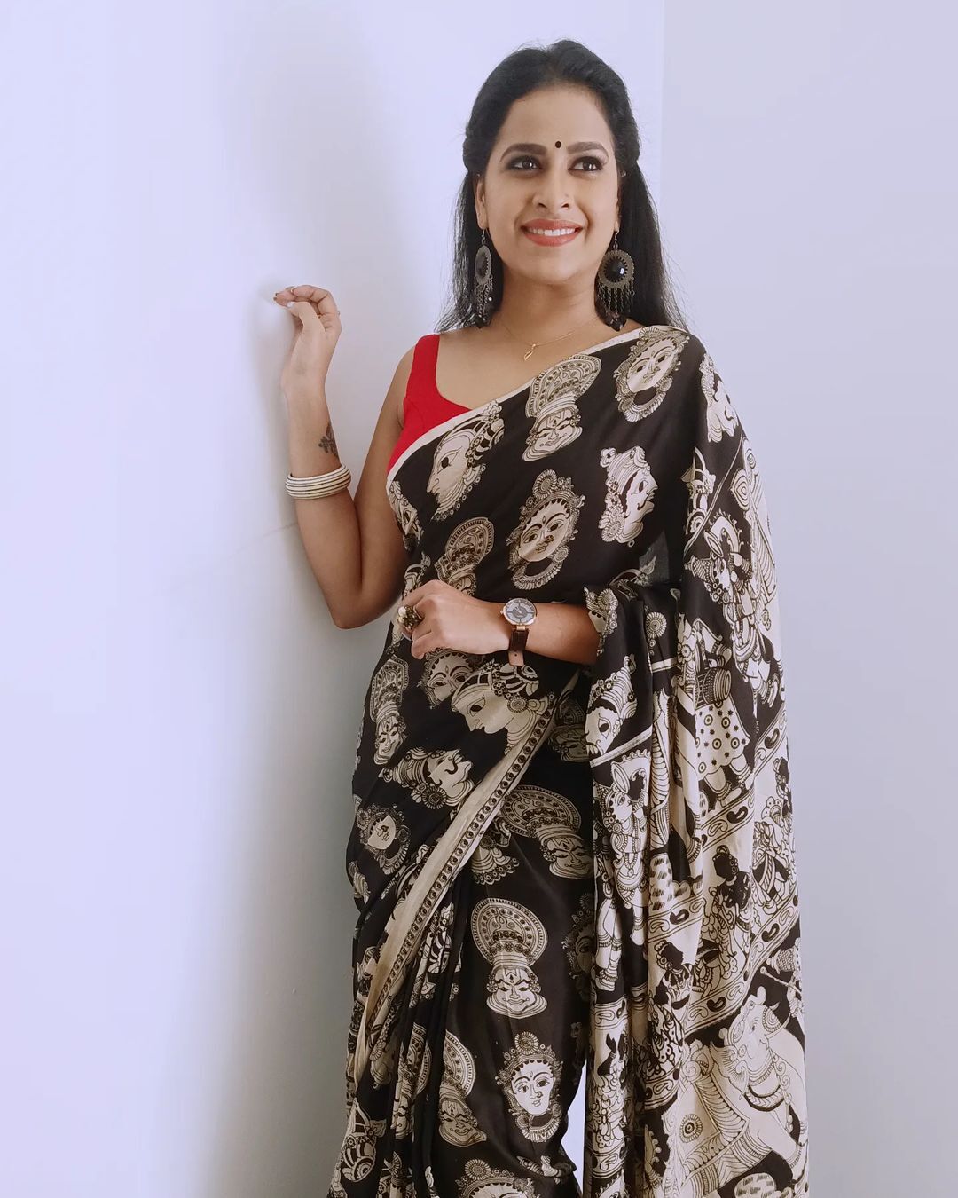  ഗ്ലാമറസ് ലുക്കിൽ ഞെട്ടിച്ച് സാധിക വേണുഗോപാൽ.. നടിയുടെ ഹോട്ട് ചിത്രങ്ങൾ വൈറൽ