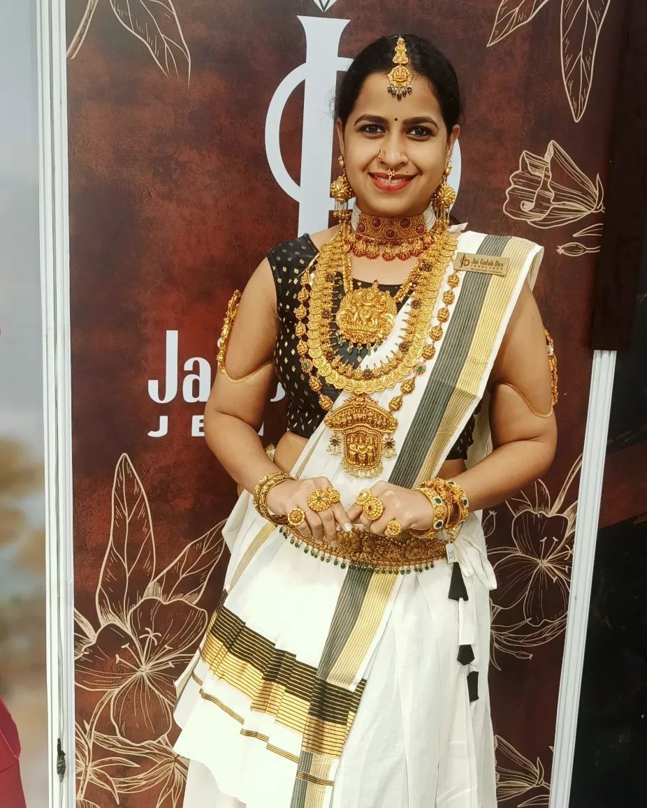  ഗ്ലാമറസ് ലുക്കിൽ ഞെട്ടിച്ച് സാധിക വേണുഗോപാൽ.. നടിയുടെ ഹോട്ട് ചിത്രങ്ങൾ വൈറൽ