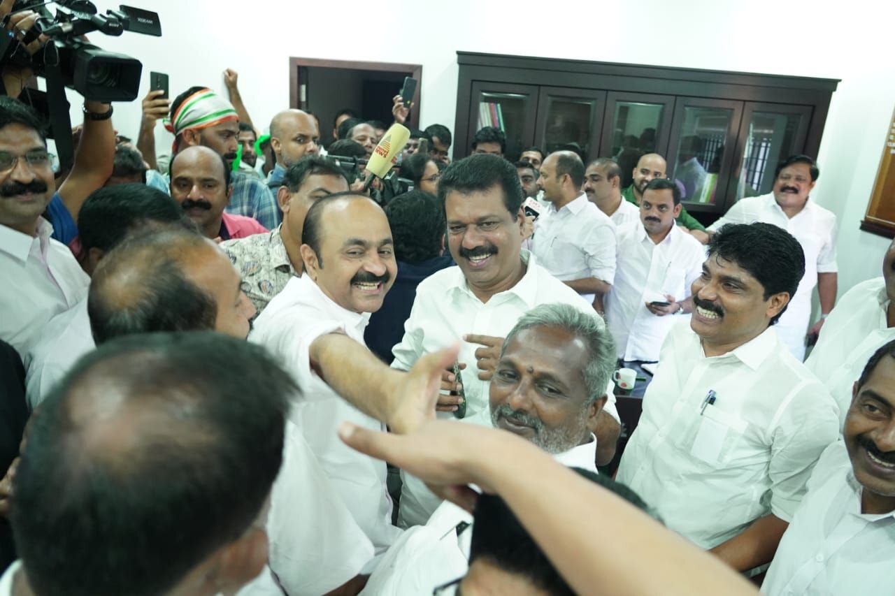 തലയില്‍ കൈ വെച്ച് അനുഗ്രഹിച്ച് വിഡി, ഈറനണിഞ്ഞ് ഉമ തോമസ്: വൈകാരികമായ രംഗങ്ങള്‍