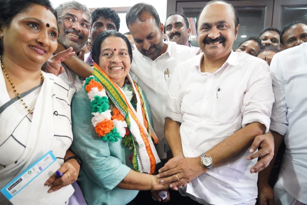 തലയില്‍ കൈ വെച്ച് അനുഗ്രഹിച്ച് വിഡി, ഈറനണിഞ്ഞ് ഉമ തോമസ്: വൈകാരികമായ രംഗങ്ങള്‍