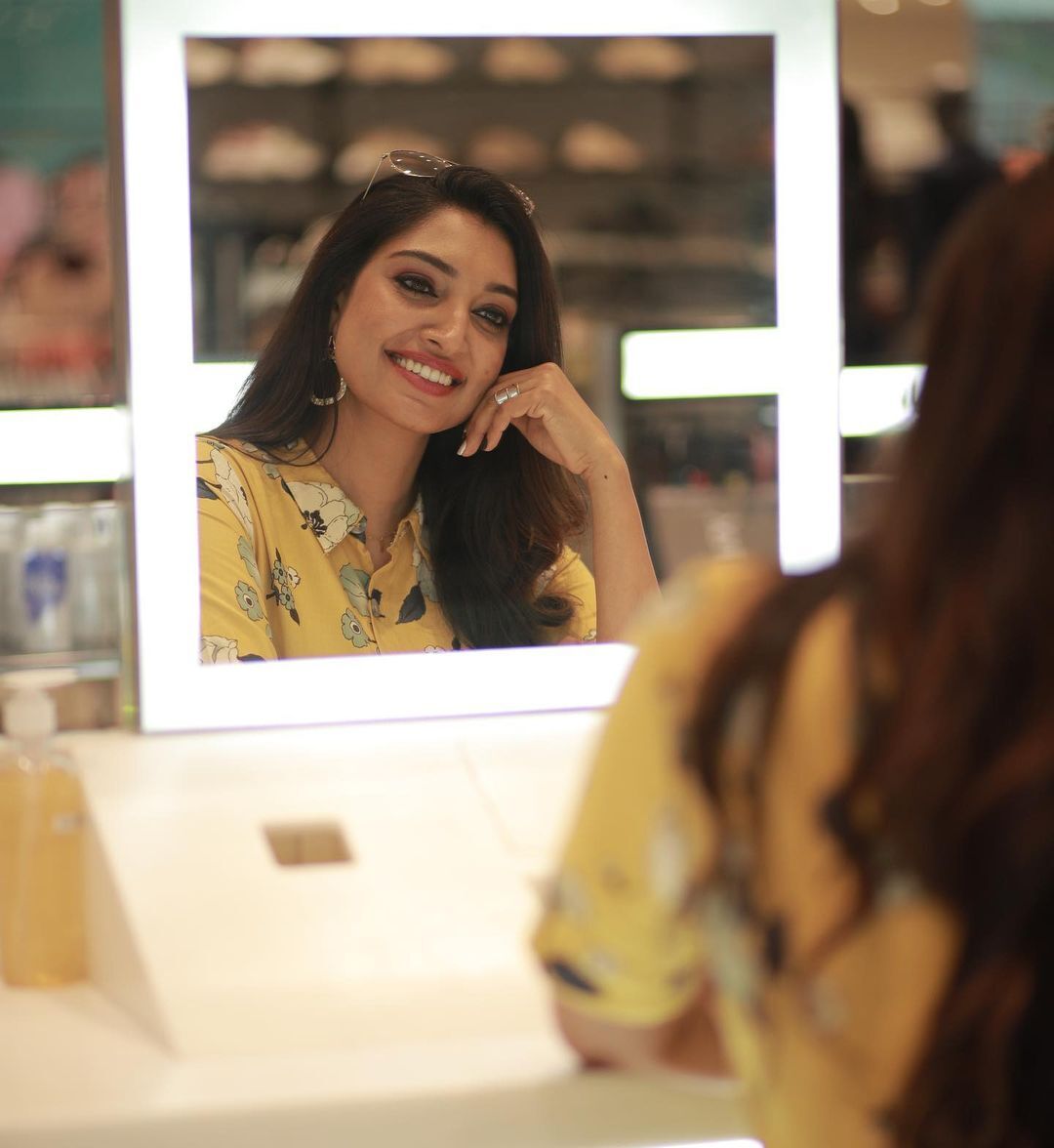   'ശെടാ, അമ്മയ്ക്ക് ഇഷ്ടായില്ലേലും ഋതു ഏത് ലുക്കിലും പൊളിയല്ലേ'..വൈറൽ ഫോട്ടോകൾ