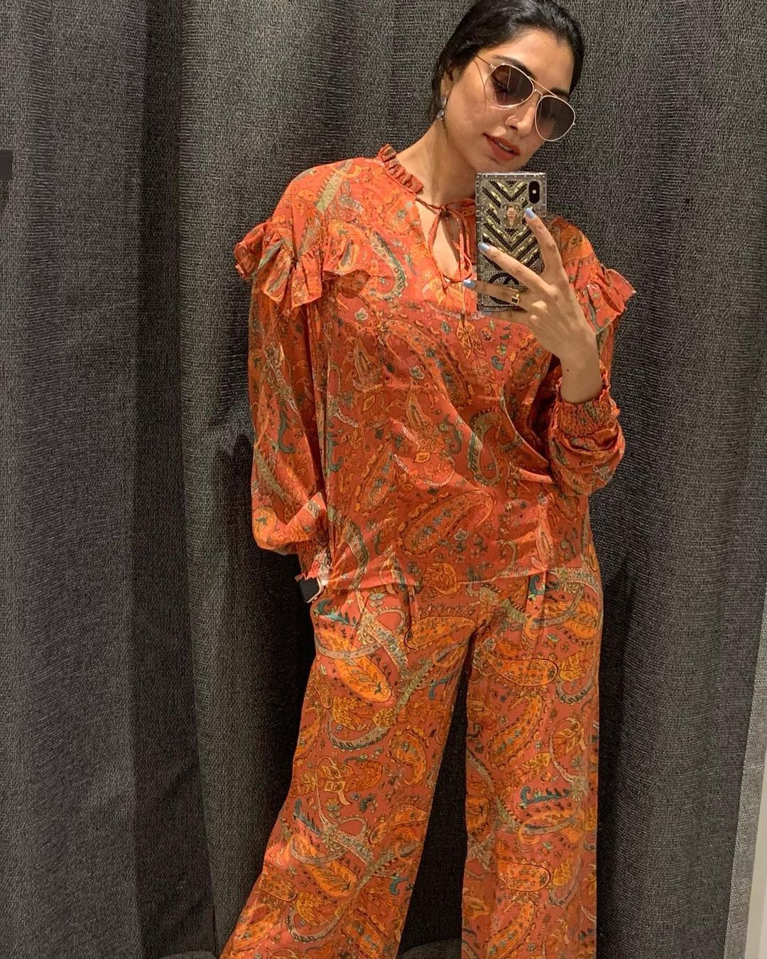   'ശെടാ, അമ്മയ്ക്ക് ഇഷ്ടായില്ലേലും ഋതു ഏത് ലുക്കിലും പൊളിയല്ലേ'..വൈറൽ ഫോട്ടോകൾ