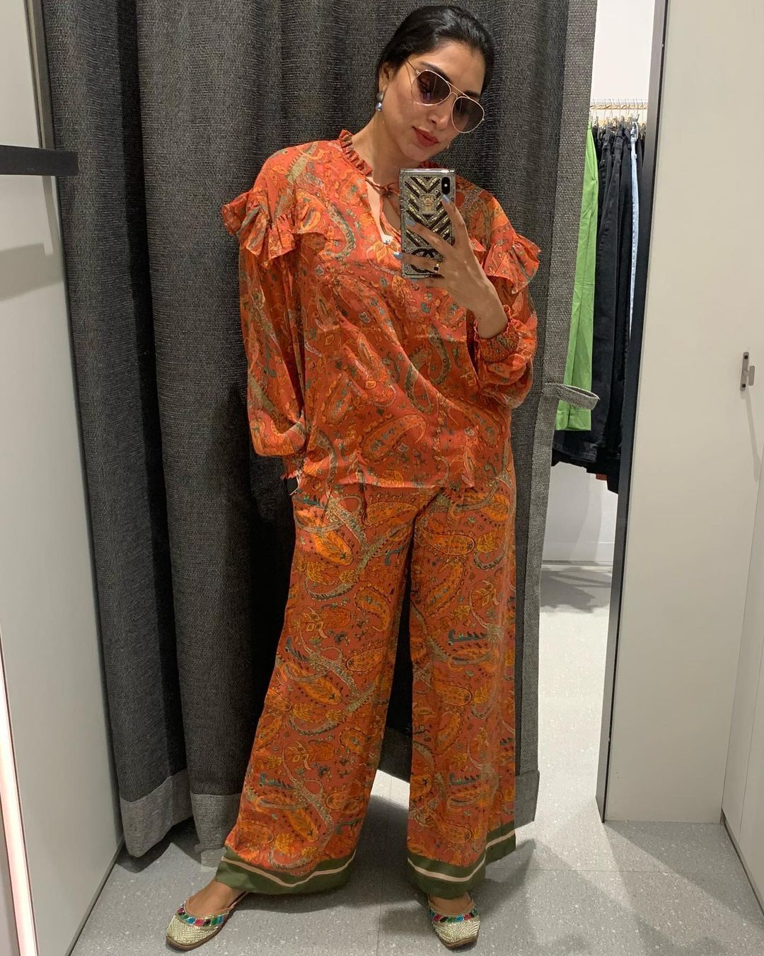   'ശെടാ, അമ്മയ്ക്ക് ഇഷ്ടായില്ലേലും ഋതു ഏത് ലുക്കിലും പൊളിയല്ലേ'..വൈറൽ ഫോട്ടോകൾ