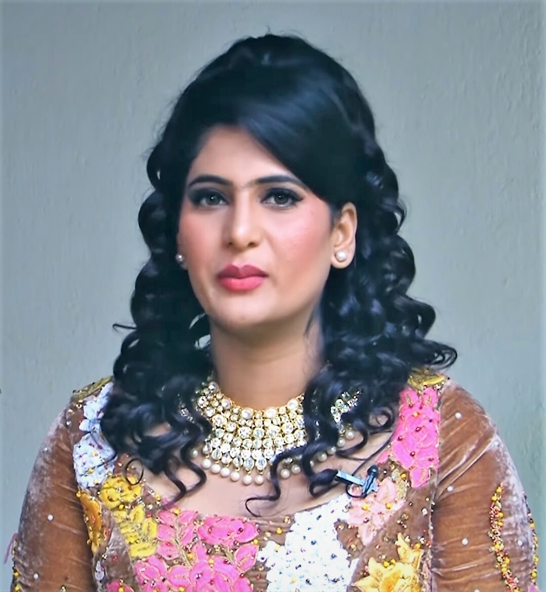 'മമ്മൂട്ടിയുടെ നായിക തന്നെയോ ഇത്': വൈറലായി നേഹയുടെ ഗ്ലാമറസ് ചിത്രങ്ങള്‍