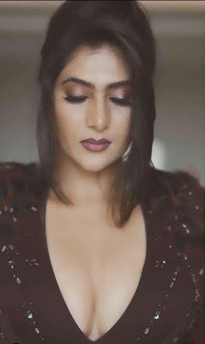 'മമ്മൂട്ടിയുടെ നായിക തന്നെയോ ഇത്': വൈറലായി നേഹയുടെ ഗ്ലാമറസ് ചിത്രങ്ങള്‍