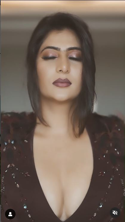 'മമ്മൂട്ടിയുടെ നായിക തന്നെയോ ഇത്': വൈറലായി നേഹയുടെ ഗ്ലാമറസ് ചിത്രങ്ങള്‍