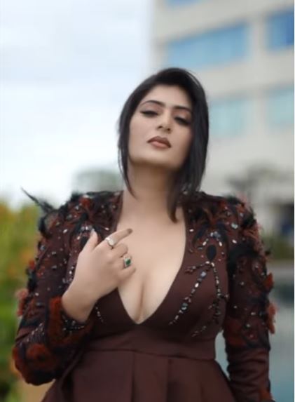 'മമ്മൂട്ടിയുടെ നായിക തന്നെയോ ഇത്': വൈറലായി നേഹയുടെ ഗ്ലാമറസ് ചിത്രങ്ങള്‍