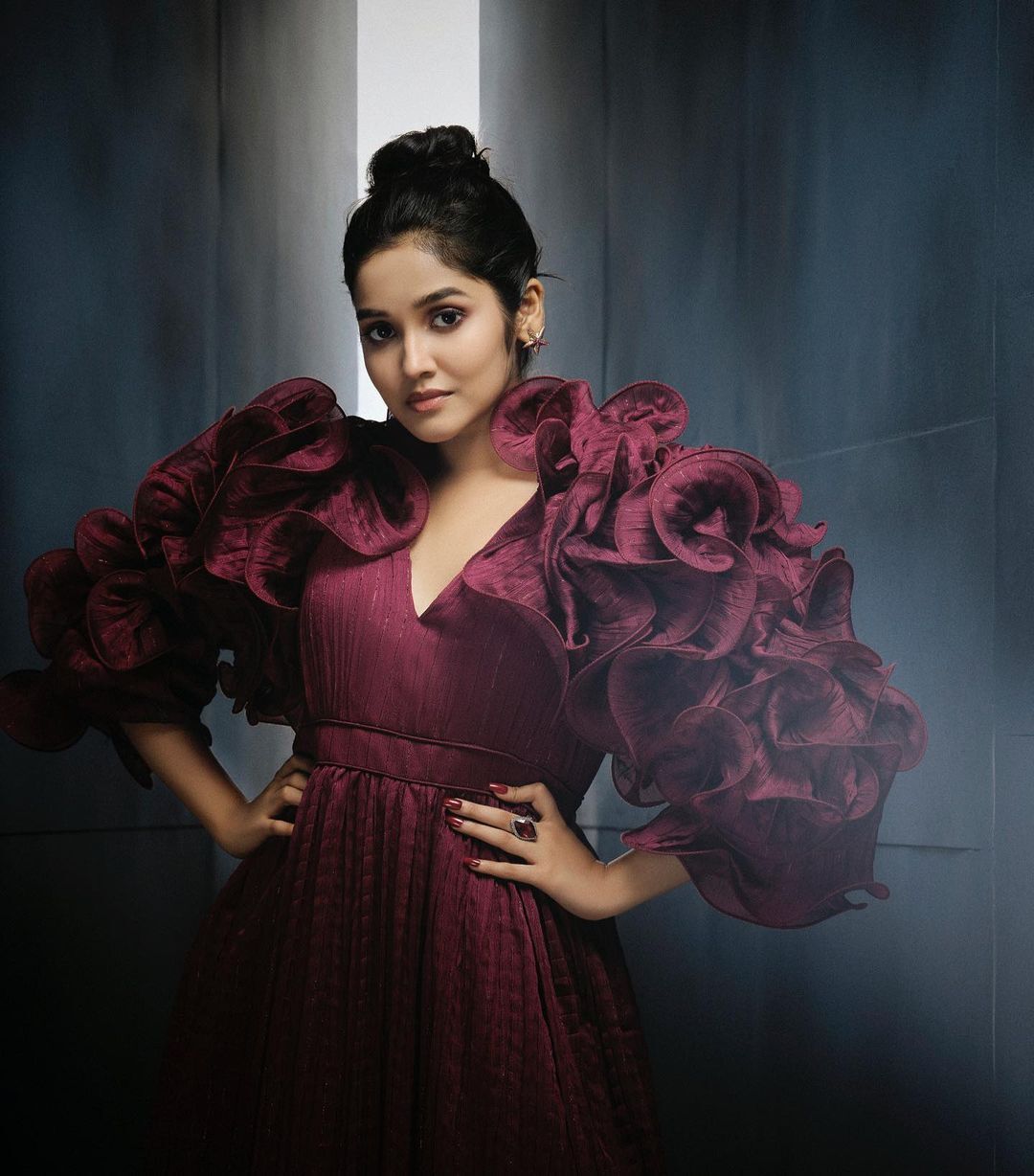   'ഇങ്ങനെയൊക്കെ ഞെട്ടിക്കാമോ?..അനിഖ..ദിസ് ഈസ് ക്ലാസിക്ക്'..വൈറൽ ലുക്കിൽ താരം