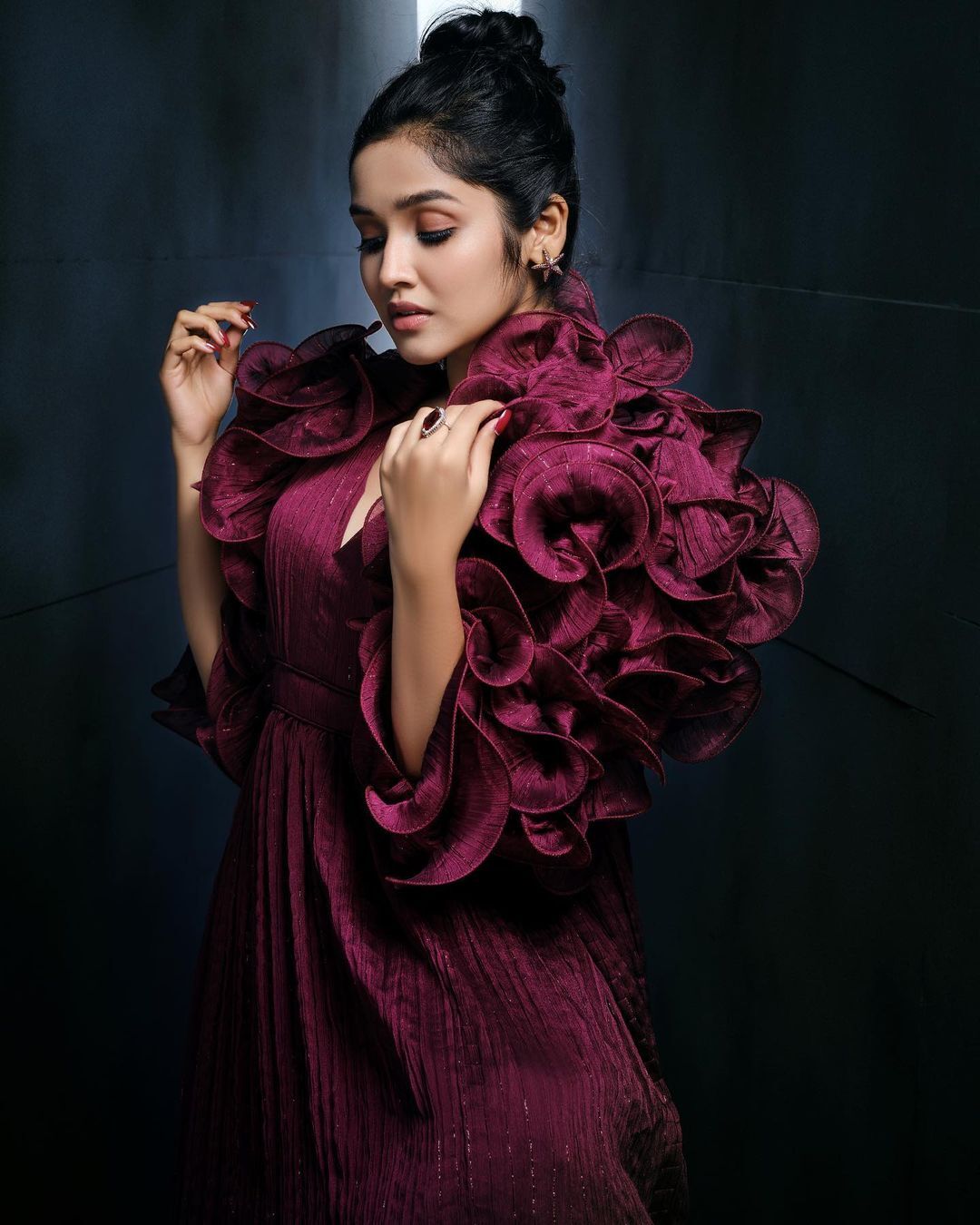   'ഇങ്ങനെയൊക്കെ ഞെട്ടിക്കാമോ?..അനിഖ..ദിസ് ഈസ് ക്ലാസിക്ക്'..വൈറൽ ലുക്കിൽ താരം