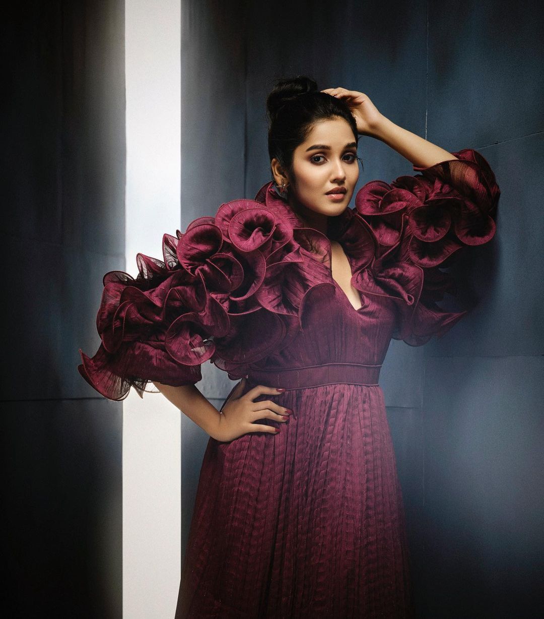   'ഇങ്ങനെയൊക്കെ ഞെട്ടിക്കാമോ?..അനിഖ..ദിസ് ഈസ് ക്ലാസിക്ക്'..വൈറൽ ലുക്കിൽ താരം