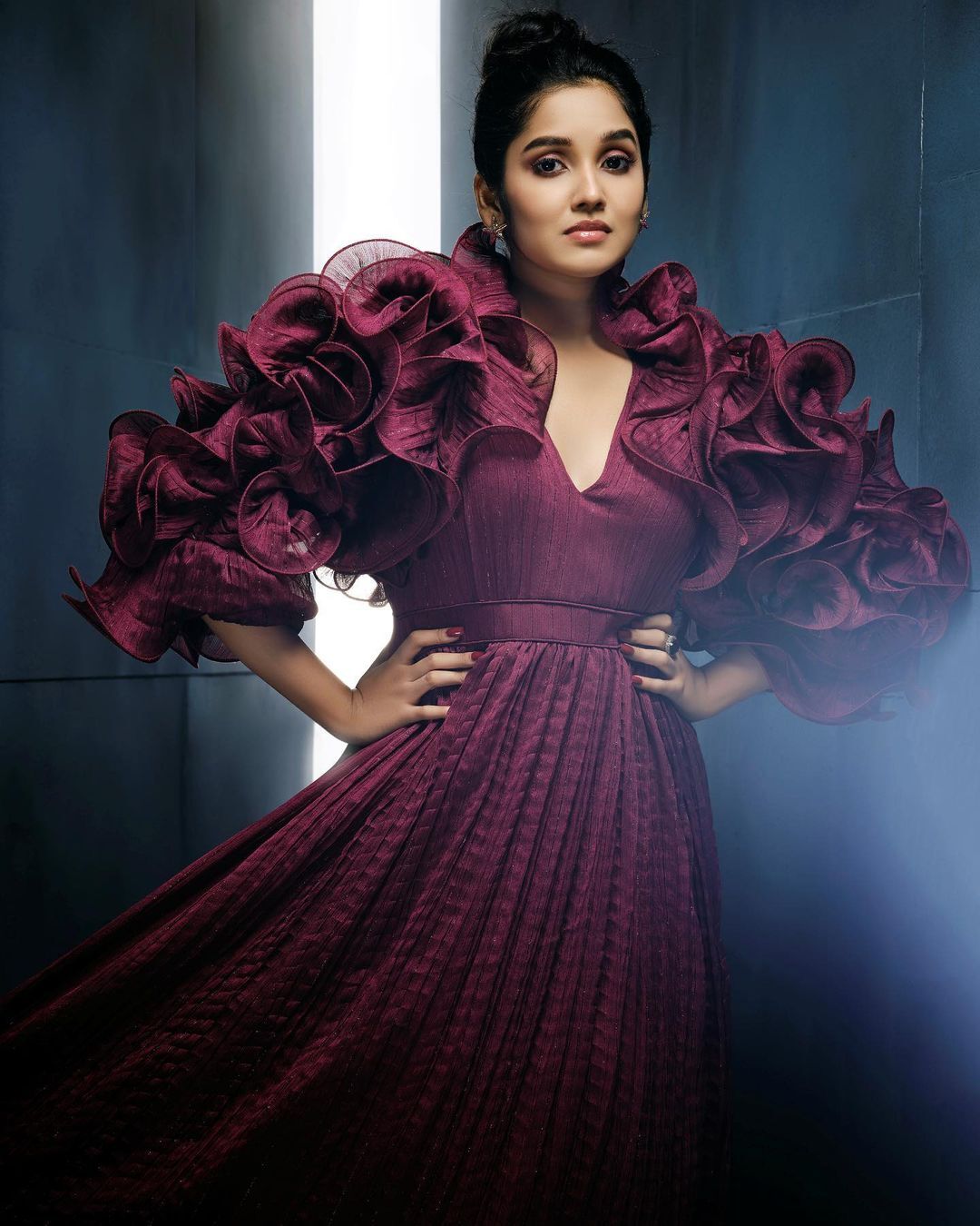   'ഇങ്ങനെയൊക്കെ ഞെട്ടിക്കാമോ?..അനിഖ..ദിസ് ഈസ് ക്ലാസിക്ക്'..വൈറൽ ലുക്കിൽ താരം