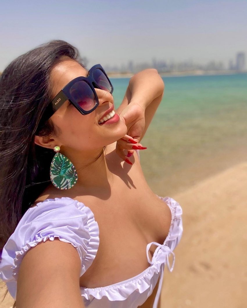অভিনেত্রী নিকিতা শর্মার বিকিনি পরা ছবি সোশ্যাল মিডিয়ায় আলোড়ন তুলছে