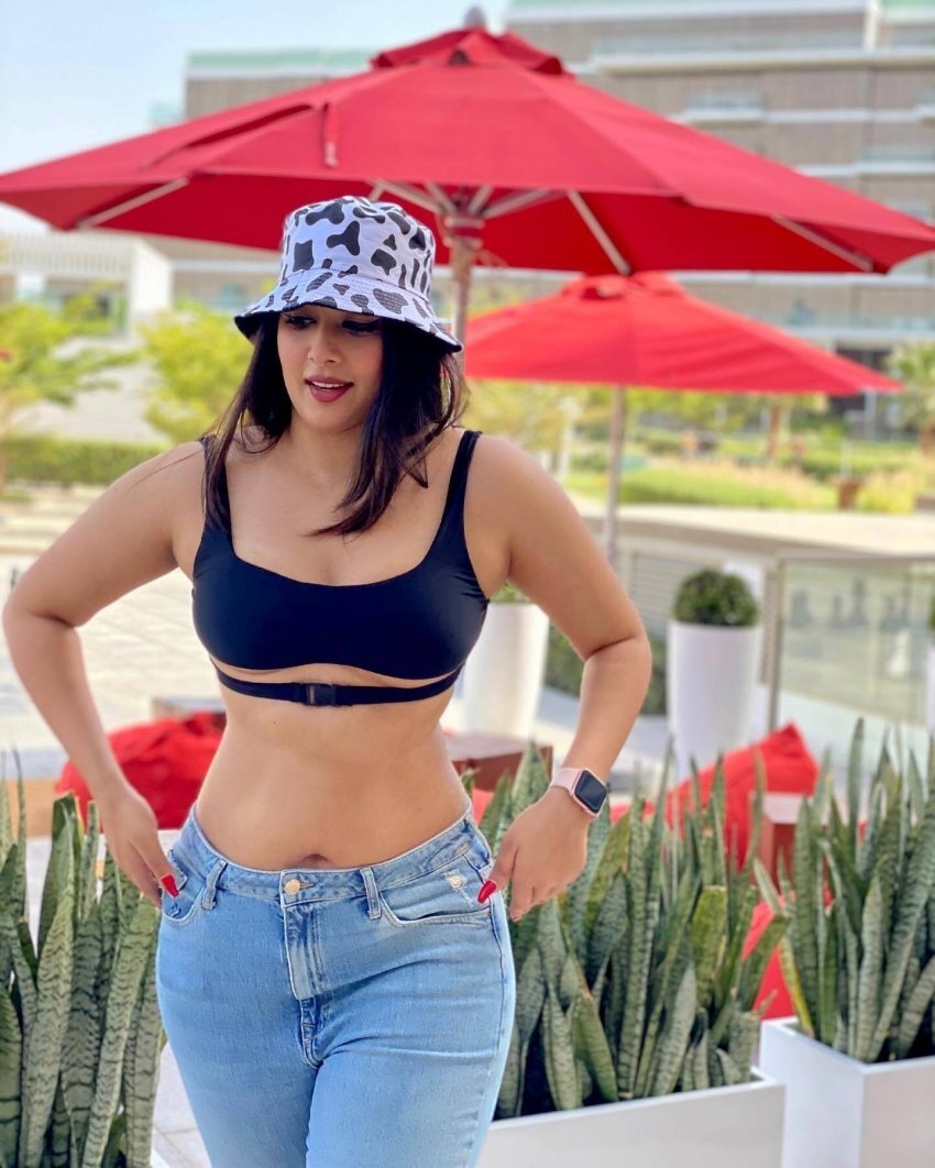 অভিনেত্রী নিকিতা শর্মার বিকিনি পরা ছবি সোশ্যাল মিডিয়ায় আলোড়ন তুলছে