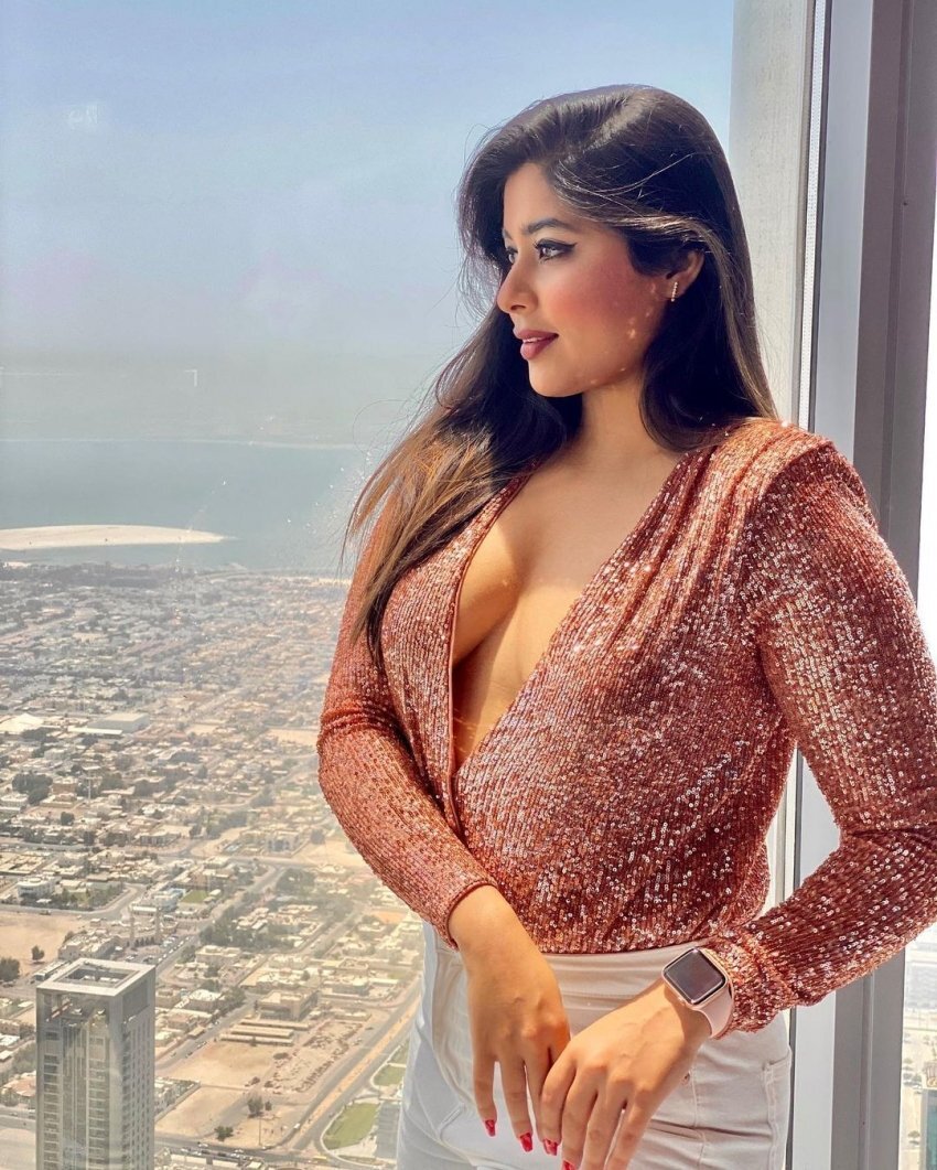 অভিনেত্রী নিকিতা শর্মার বিকিনি পরা ছবি সোশ্যাল মিডিয়ায় আলোড়ন তুলছে