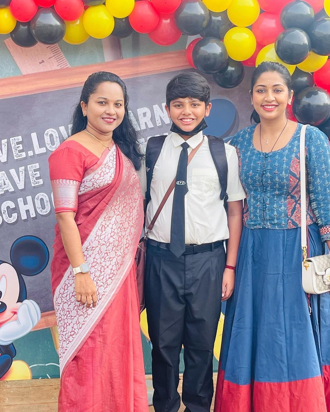 'ഈ എളിമ കണ്ട് കേരളം അമ്പരക്കുമോ': വൈറലായി നവ്യയുടെ പുതിയ ചിത്രം, രസകരമായ കമന്റുമായി ആരാധകർ