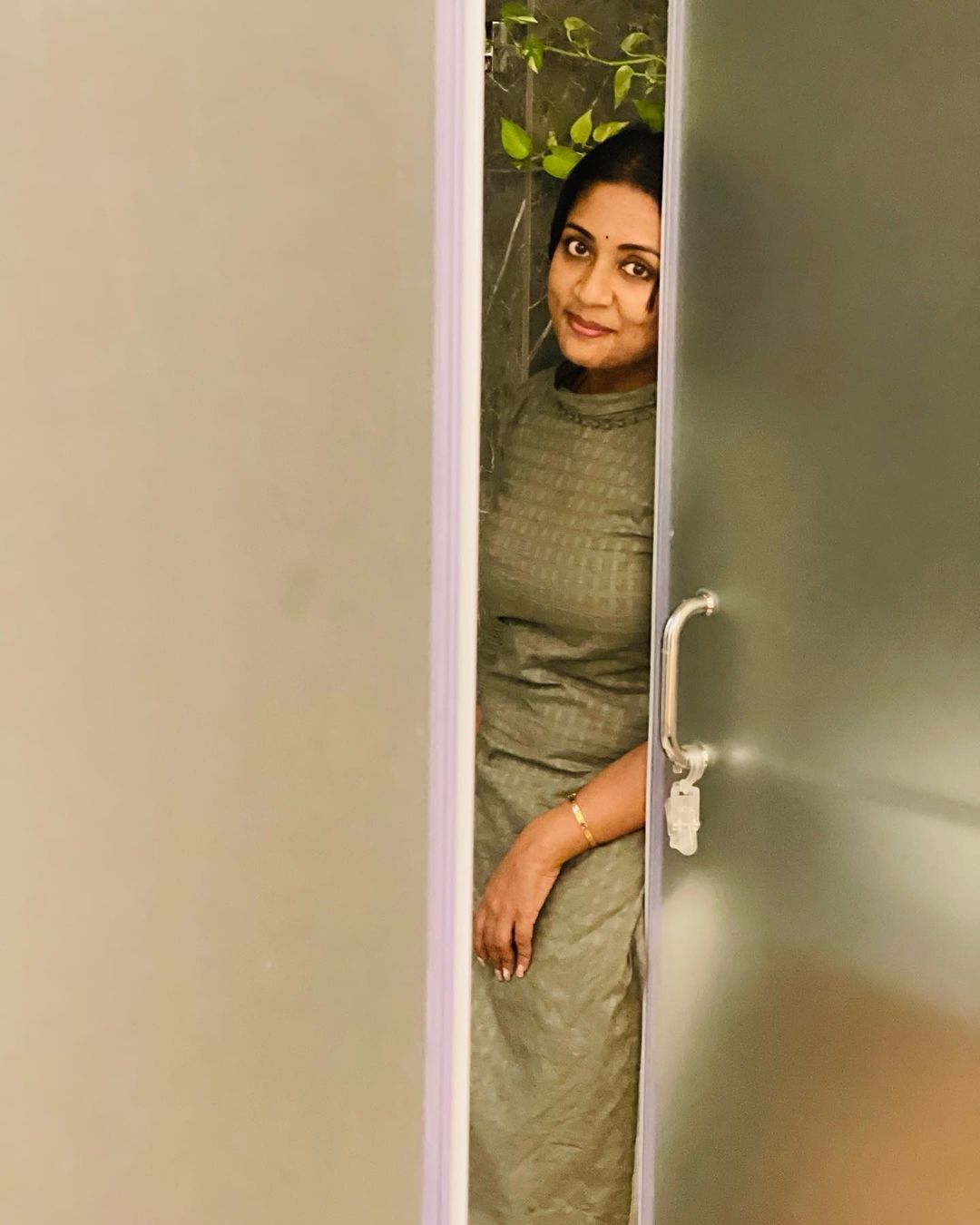 'ഈ എളിമ കണ്ട് കേരളം അമ്പരക്കുമോ': വൈറലായി നവ്യയുടെ പുതിയ ചിത്രം, രസകരമായ കമന്റുമായി ആരാധകർ