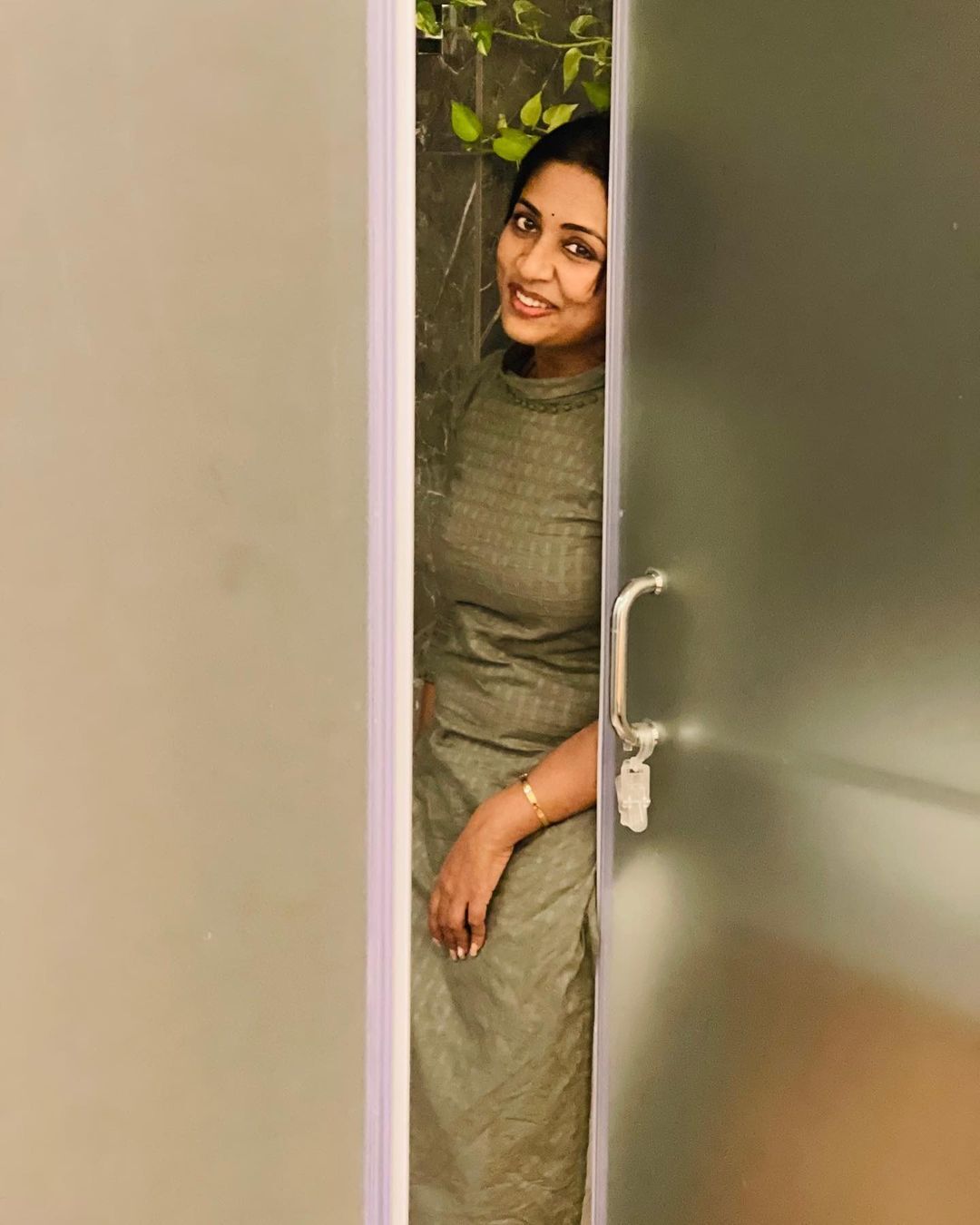 'ഈ എളിമ കണ്ട് കേരളം അമ്പരക്കുമോ': വൈറലായി നവ്യയുടെ പുതിയ ചിത്രം, രസകരമായ കമന്റുമായി ആരാധകർ