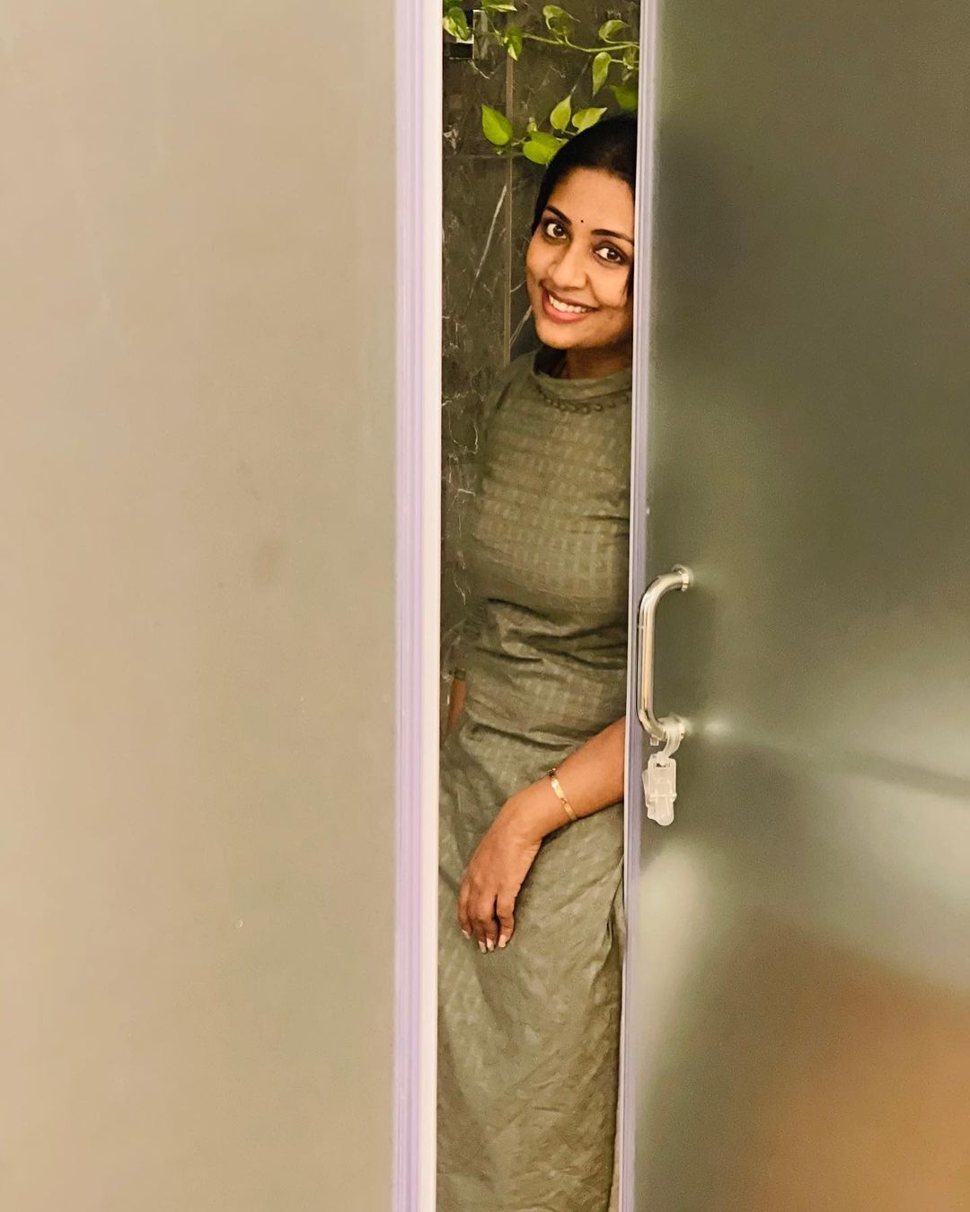 'ഈ എളിമ കണ്ട് കേരളം അമ്പരക്കുമോ': വൈറലായി നവ്യയുടെ പുതിയ ചിത്രം, രസകരമായ കമന്റുമായി ആരാധകർ