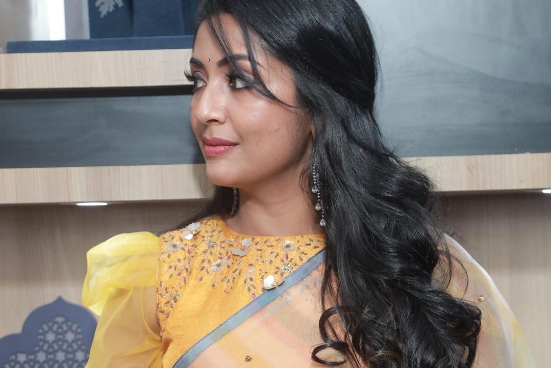 'ഈ എളിമ കണ്ട് കേരളം അമ്പരക്കുമോ': വൈറലായി നവ്യയുടെ പുതിയ ചിത്രം, രസകരമായ കമന്റുമായി ആരാധകർ