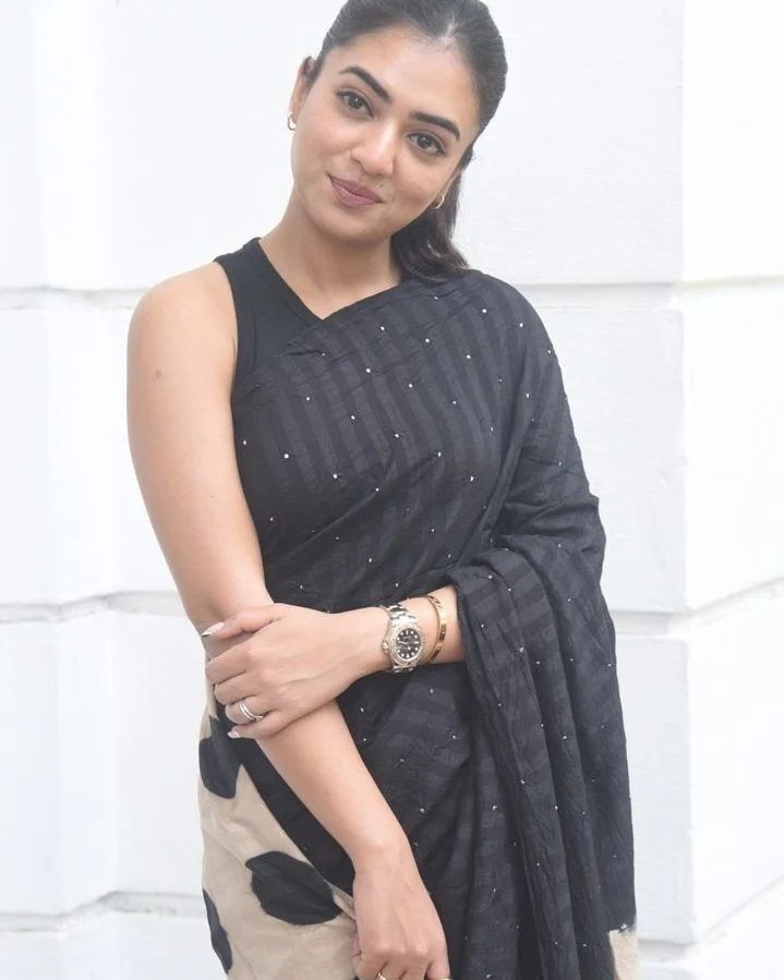 സ്ലീവ് ലെസ് സാരിയിലും ക്യൂട്ടായി നസ്രിയ: ഏറ്റെടുത്ത് ആരാധകർ