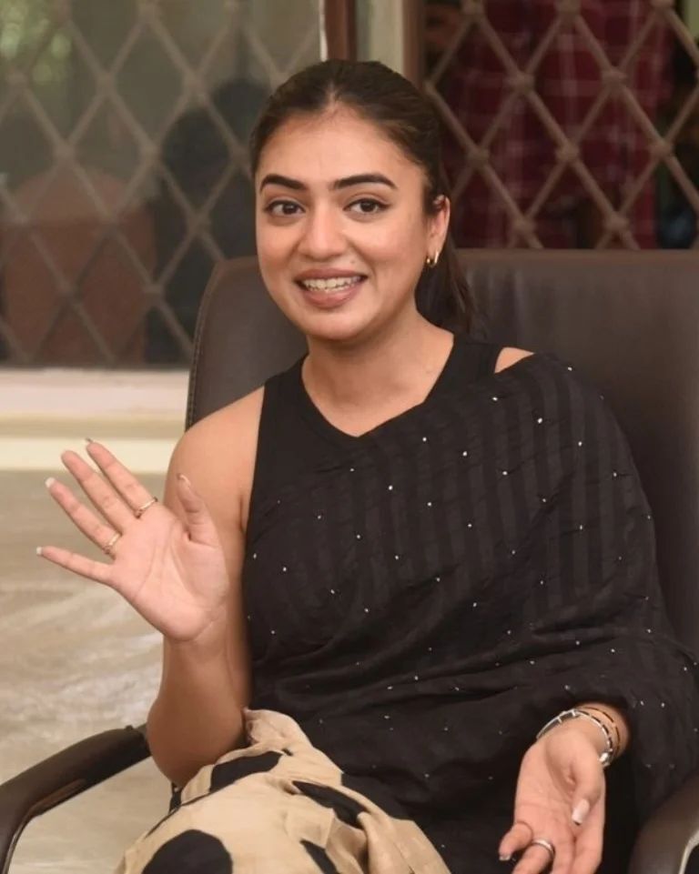 സ്ലീവ് ലെസ് സാരിയിലും ക്യൂട്ടായി നസ്രിയ: ഏറ്റെടുത്ത് ആരാധകർ