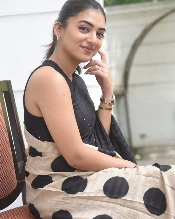 സ്ലീവ് ലെസ് സാരിയിലും ക്യൂട്ടായി നസ്രിയ: ഏറ്റെടുത്ത് ആരാധകർ