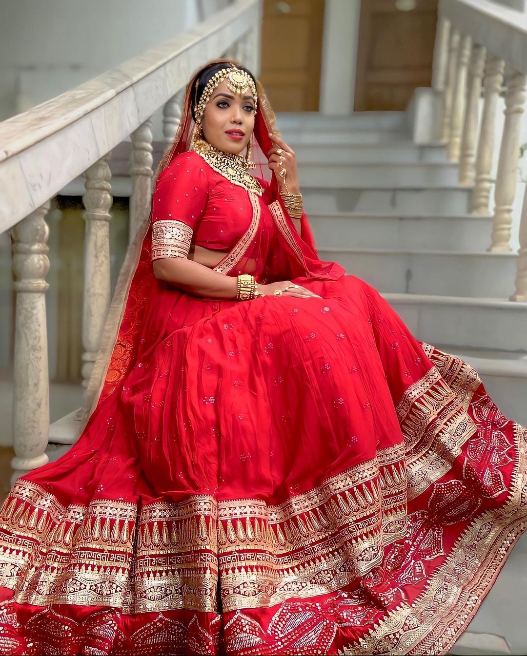  ദിൽഷയ്ക്കും ലക്ഷ്മിപ്രിയയ്ക്കും വായടിപ്പിച്ച് മറുപടി; ഷോർട്സിൽ കിടലൻ ചിത്രങ്ങളുമായി നിമിഷ..വൈറൽ