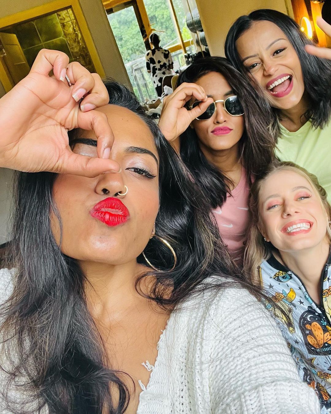  ദിൽഷയ്ക്കും ലക്ഷ്മിപ്രിയയ്ക്കും വായടിപ്പിച്ച് മറുപടി; ഷോർട്സിൽ കിടലൻ ചിത്രങ്ങളുമായി നിമിഷ..വൈറൽ