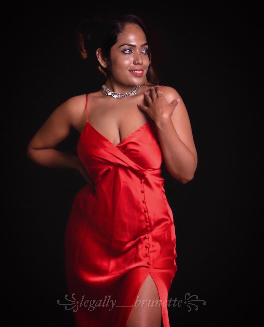  ദിൽഷയ്ക്കും ലക്ഷ്മിപ്രിയയ്ക്കും വായടിപ്പിച്ച് മറുപടി; ഷോർട്സിൽ കിടലൻ ചിത്രങ്ങളുമായി നിമിഷ..വൈറൽ