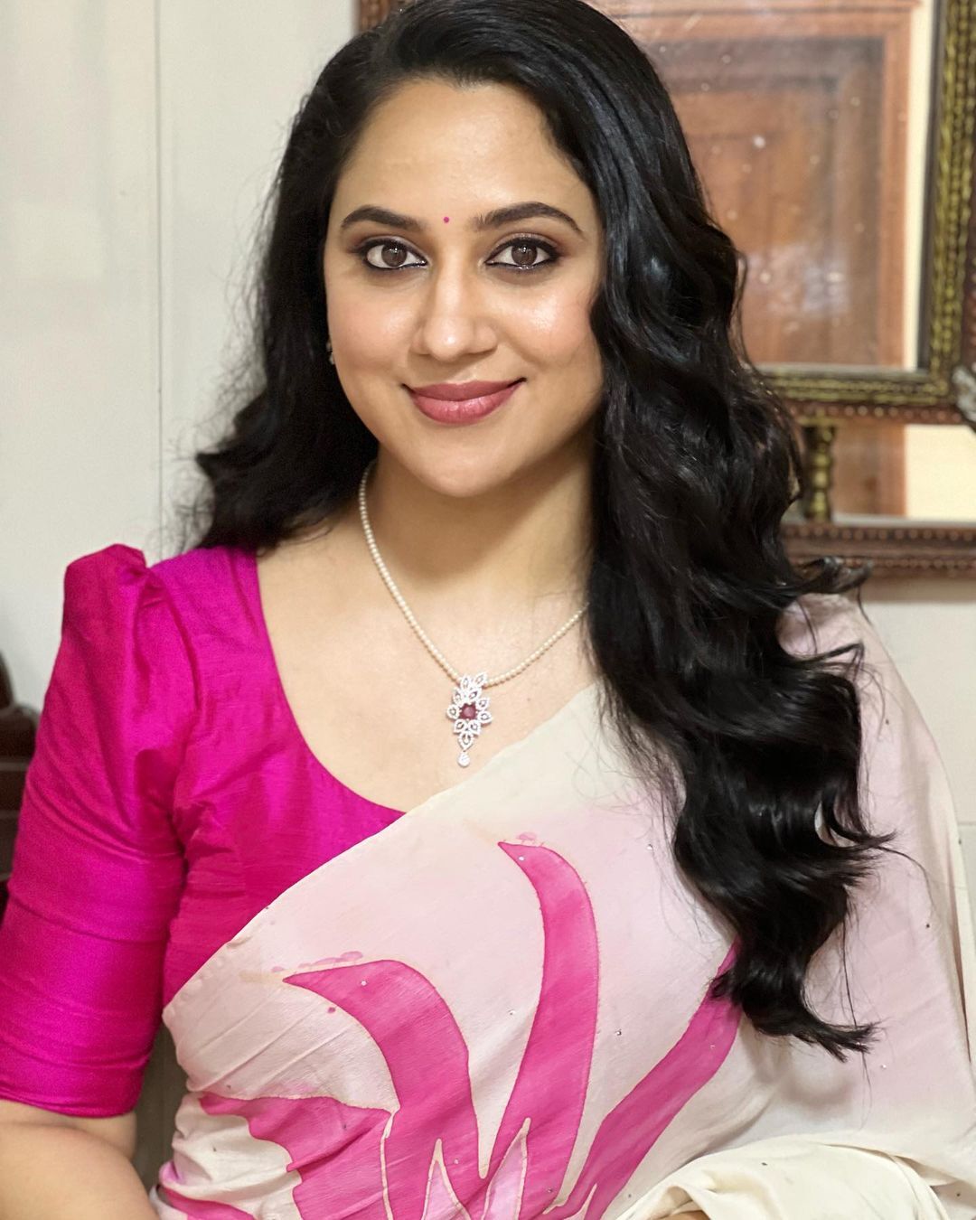 പൂവിതള്‍ പോലെ സുന്ദരം; മിയ ജോര്‍ജിന്റെ പുതിയ ചിത്രങ്ങള്‍ കാണാം