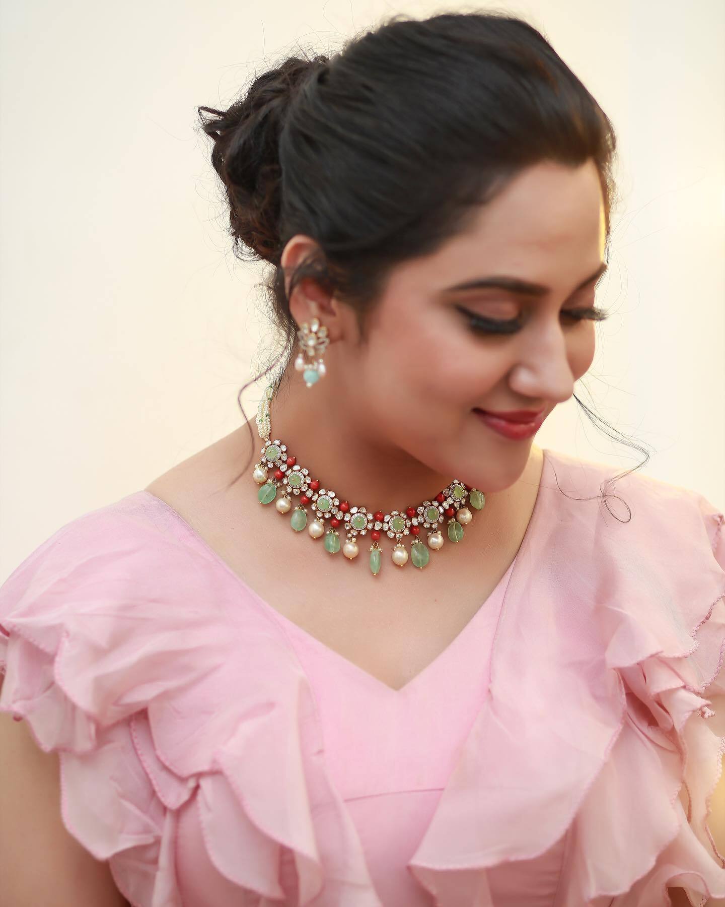 പൂവിതള്‍ പോലെ സുന്ദരം; മിയ ജോര്‍ജിന്റെ പുതിയ ചിത്രങ്ങള്‍ കാണാം